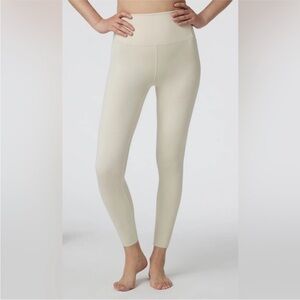 Vuori High-Waisted Leggings in Light Cream